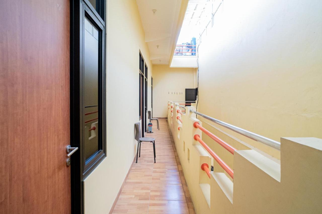 Reddoorz Syariah Near Jembatan Merah Plaza Krembangan Kültér fotó