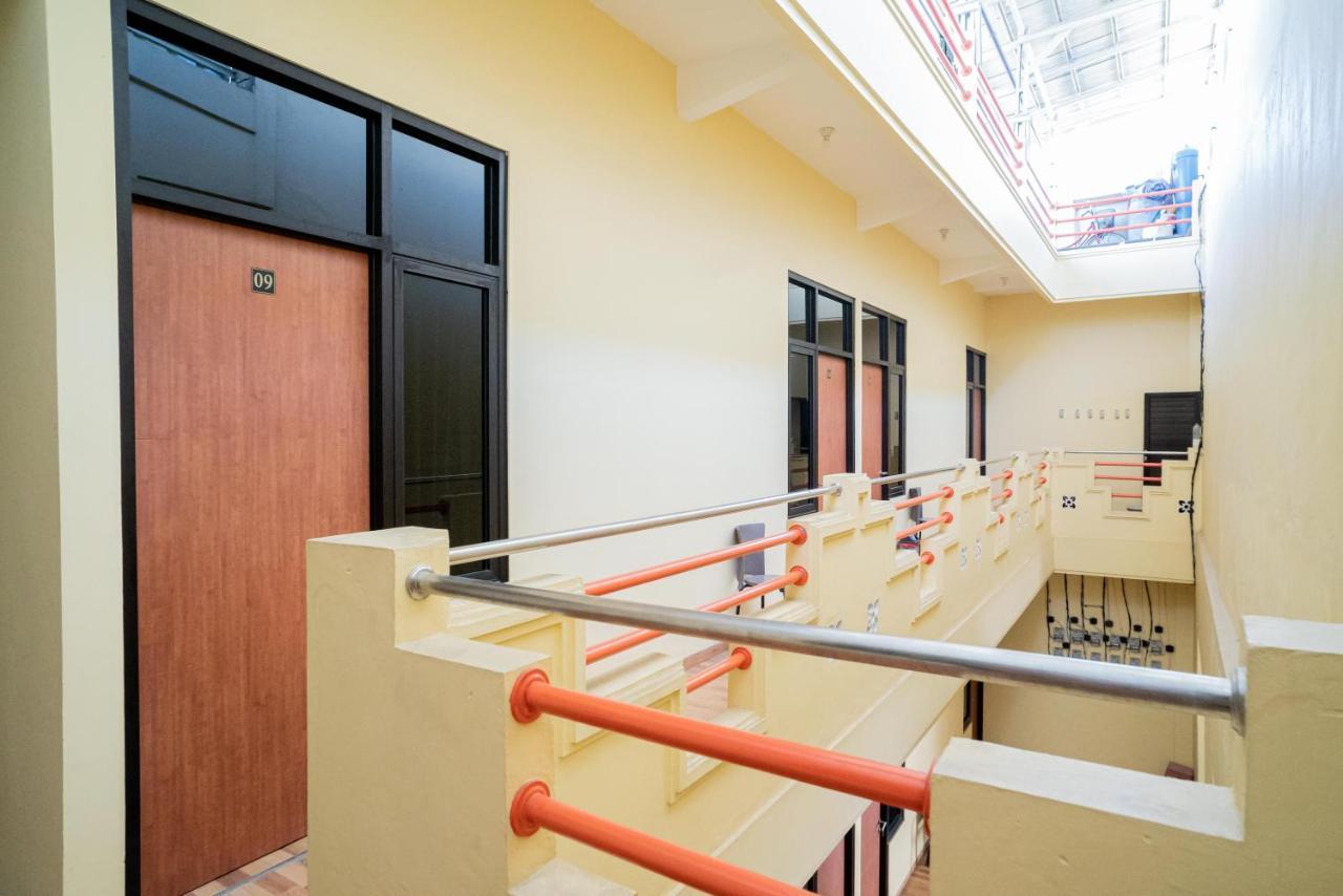 Reddoorz Syariah Near Jembatan Merah Plaza Krembangan Kültér fotó